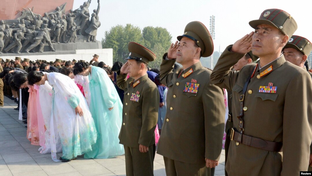 지난달 10일 북한 노동당 창건 68주년을 맞아, 군인들이 만수대의 김일성, 김정일 동상 앞에서 거수경례하고 있다. (자료사진)
