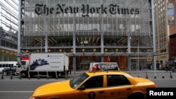 Sebuah taksi melintas di depan kantor koran The New York Times di New York, 7 Februari 2013.