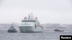 Kapal patroli Angkatan Laut Kanada, HMCS Harry DeWolf, kembali ke pelabuhan asalnya di Halifax, Nova Scotia, Kanada, usai menyelesaikan mengelilingi Amerika Utara, termasuk Arktik Northwest Passage, 16 Desember 2021. (Foto: Ted Pritchard/Reuters)