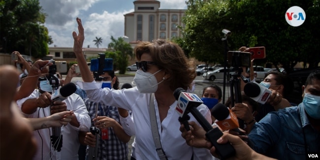 Cristiana Chamorrollega a la Fiscalía de Nicaragu , donde se le investigaba por supuesto lavado de dinero, en mayo de 2021. [Foto archivo VOA].