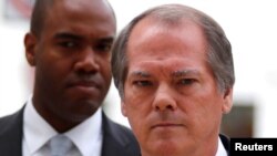 James Wolfe, staf lama Komite Intelijen Senat AS saat mengawal Michael Cohen (tidak ditunjukkan pada foto), pengacara pribadi untuk Presiden AS Donald Trump, setibanya di Gedung Capitol , Washington D.C, 19 September 2017. (Foto: dok).