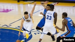 Steph Curry, Golden State (30), Russell Westbrook, OKC (0), Draymond Green, Golden State (23) et Kevin Durant , OKC (35), finales de la Conférence Ouest, Oracle Arena, Oakland, Californie, le 30 mai 2016. (Kelley L Cox-USA TODAY Sports). 