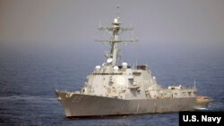 Kapal perusak berpeluru kendali, USS McCampbell berlayar melalui perairan sempit yang memisahkan China dari Taiwan, Rabu, 13 Mei 2020. (Foto: dok).