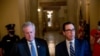 El secretario del Tesoro de Estados Unidos, Steven Mnuchin (derecha) y el jefe de Gabinete de la Casa Blanca, Mark Meadows (izquierda), hablan con la prensa después de una reunión en el Senado el martes 4 de agosto de 2020.