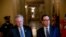El secretario del Tesoro de Estados Unidos, Steven Mnuchin (derecha) y el jefe de Gabinete de la Casa Blanca, Mark Meadows (izquierda), hablan con la prensa después de una reunión en el Senado el martes 4 de agosto de 2020.