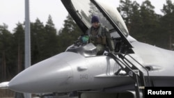 ARHIVA - Američki višenamenski borbeni avion F-16, deo Borbene eskadrile 510, u vojnoj bazi Amari, 26. marta 2015.