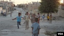 Zarokên Kurd li Serêkanîyê futbol dilîzin. Foto: Maf-Dar Serêkanîyê