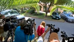 Decenas de periodistas se encuentran a las afueras de la vivienda de la familia Softloff, en Florida.