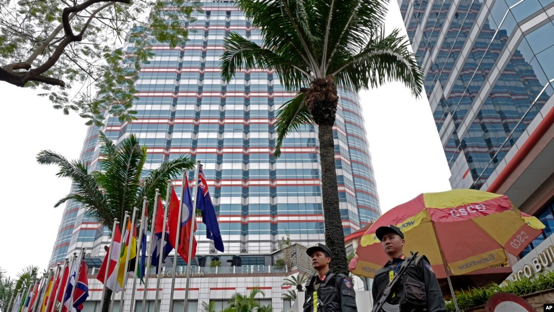 Cảnh sát canh gác bên ngoài khách sạn Melia - Hà Nội, ngày 25/2/2019 trước hội nghị thượng đỉnh Trump-Kim . (AP Photo/Vincent Yu)