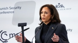 La vicepresidenta de Estados Unidos, Kamala Harris, durante discurso en Munich, Alemania, durante Conferencia de Seguridad este sábado.