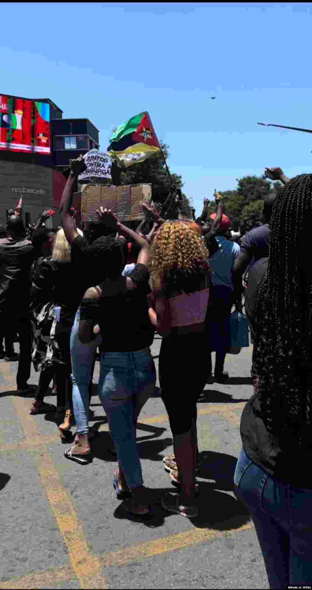 Cidadãos da capital moçambicana, Maputo, participam do segundo dia de buzinão, em protesto contra os resultados eleitorais de 9 de outubro. 21 novembro, 2024