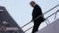 El presidente Donald Trump baja del Air Force One a su llegada a Memphis, Tennessee, el 2 de octubre de 2018.