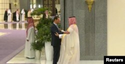 محمد بن سلمان ولیعهد عربستان سعودی (راست) از بشار اسد با آغوش باز استقبال کرد - ۲۹ اردیبهشت ۱۴۰۲