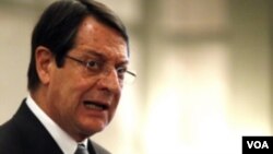 ທ່ານ Nicos Anastasiades ກ່າວ​ໃນ​ວັນສຸກ​ມື້​ນີ້ວ່າ ​ໄຊ​ປຣັສ
ບໍ່​ມີ​ຄວາມ​ຕັ້ງ​ໃຈຖອນ​ໂຕ ອອກ​ຈາກ​ກຸ່ມ​ປະ​ເທດ​ທີ່​ໃຊ້ເງິນ​ຢູ​ໂຣ.