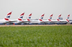 Pesawat Airbus A380 milik maskapai penerbangan British Airways, diparkir di landasan pacu bandara Marcel-Dassault di Chateauroux, Perancis, selama pandemi COVID-19, 10 Juni 2020. (Foto: dok).
