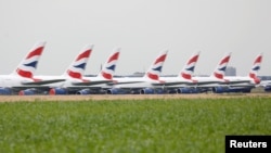 Pesawat British Airways Airbus A380 disimpan di landasan bandara Marcel-Dassault di Chateauroux selama wabah Covid-19 di Prancis 10 Juni 2020. (Foto: REUTERS/Charles Platiau)