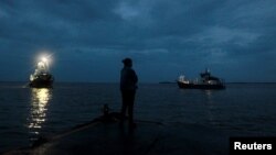 Otto dekóo olas de 3,5 metros y daños en casas en el puerto de Bluefields, Nicaragua.