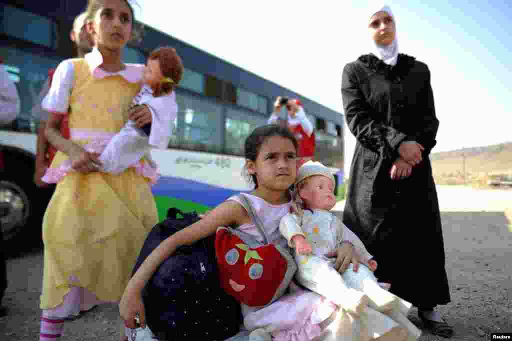 Anak-anak perempuan yang dievakuasi dari Daraya, pinggiran kota Damaskus, tiba di kamp pengungsi yang dikelola pemerintah di Herjalleh, juga di pinggiran Damaskus (27/8).&nbsp;(Reuters/Omar Sanadiki)