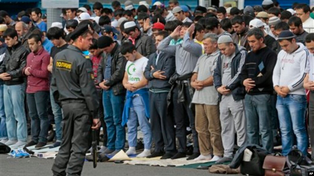 Polisi Rusia melakukan penjagaan saat para muslim melakukan shalat Jumat di luar masjid di Moskow (foto: dok). Rusia menahan 140 orang muslim yang dicurigai terkait ekstremisme.