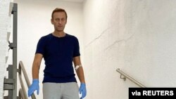Politisi oposisi Rusia Alexei Navalny turun ke lantai bawah di rumah sakit Charite di Berlin, Jerman, dalam gambar tak bertanggal ini yang diperoleh dari media sosial, 19 September 2020. (Sumber dari Instagram @ NAVALNY / Media Sosial)