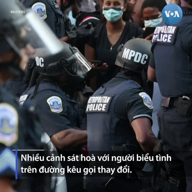 Mỹ: Cảnh sát quỳ gối bày tỏ đoàn kết với người biểu tình