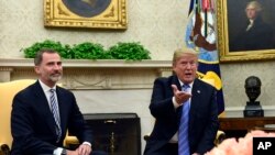 Después de saludarse y posar para las cámaras, el presidente y el rey Felipe VI se dirigieron hacia el despacho oval de la Casa Blanca.