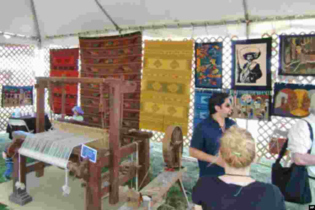 墨西哥展区内富有民族特色的地毯展示