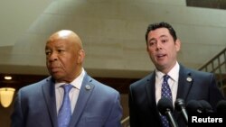 众议院监督委员会主席、共和党议员杰森·查菲茨（Jason Chaffetz）和最资深的民主党成员以利亚·卡明斯众议员发表谈话