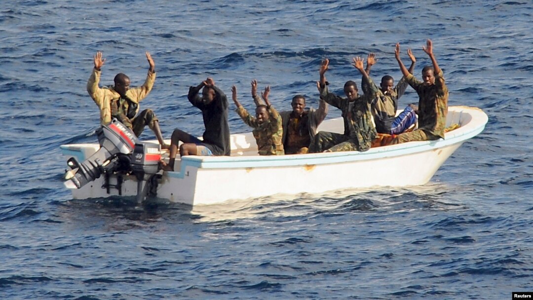 Para tersangka bajak laut yang berhasil ditangkap di lepas pantai Somalia (foto: dok). Para perompak membebaskan 5 awak kapal yang disandera di lepas pantai Nigeria hari Selasa 14/5. 