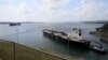 Sebuah kapal sedang diderek menuju laut lepas di Terusan Panama di Aqua Clara di pinggiran kota Colon City, Panama, 20 Januari 2024. (Foto: Roberto Cisneros/Reuters)