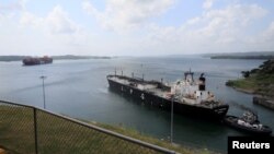 Sebuah kapal sedang diderek menuju laut lepas di Terusan Panama di Aqua Clara di pinggiran kota Colon City, Panama, 20 Januari 2024. (Foto: Roberto Cisneros/Reuters)