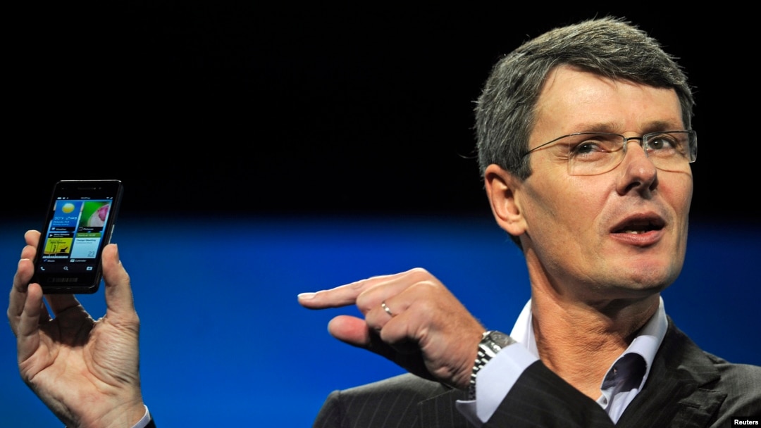 Ông Thorstein Heins Tổng Giám công ty Research in Motion, cầm một điện thoại thông minh BlackBerry 10