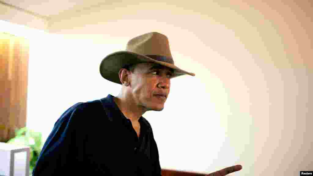 Le président Barack Obama porte un chapeau d'explorateur lors de son voyage en Egypte, près du Caire, 4 juin 2009.