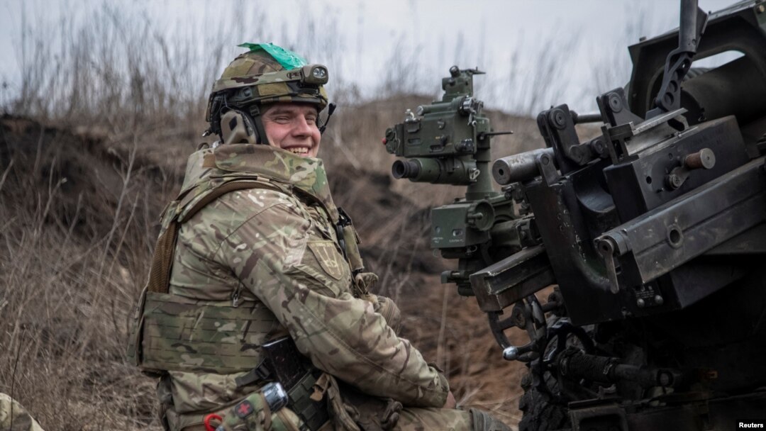 Ukrajinski pripadnik kod haubice M119 na liniji fronta u blizini Bakhmuta
