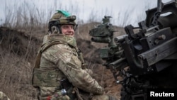 نیروهای اوکراینی در یک منطقه با یک هویتزر ام۱۱۹ به سمت خط مقدم شلیک می‌کنند