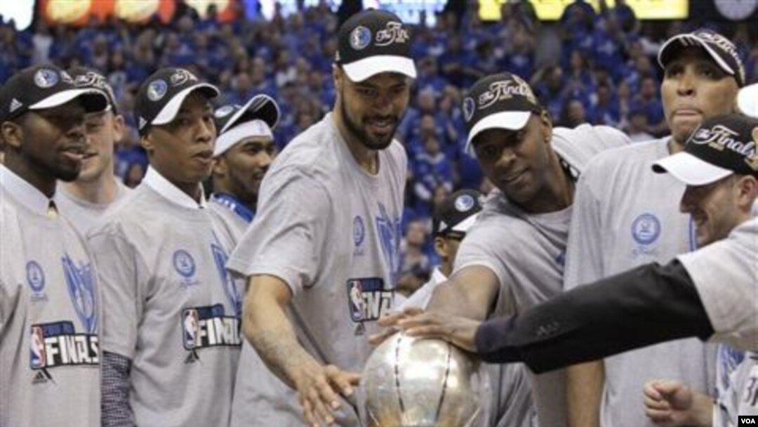 Para pemain Dallas Mavericks menatap piala Final Wilayah Barat setelah mengalahkan Oklahoma City Thunder 100-96 Rabu (25/5) di Dallas.