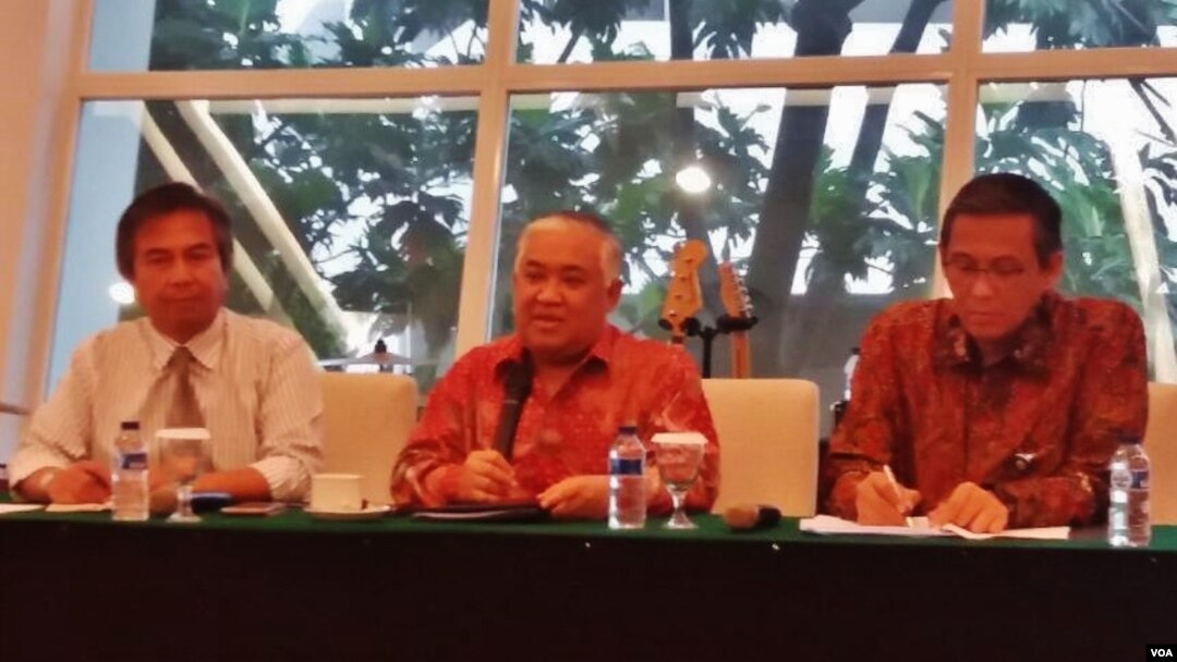 Utusan Khusus Presiden untuk Dialog dan Kerjasama antar Agama & Peradaban Din Syamsuddin (tengah) Rabu (25/4) menjelaskan soal KTT Ulama dan Tokoh Islam Internasional "Wasatiyyat Islam" untuk Peradaban Dunia yang akan diselenggarakan di Indonesia. 