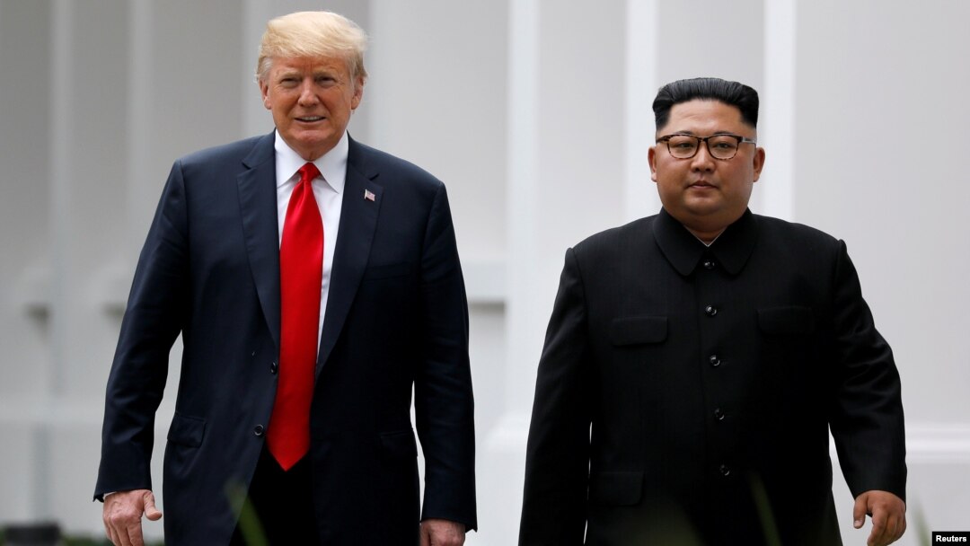 Tổng thống Hoa Kỳ Donald Trump (trái) và lãnh đạo Triều Tiên Kim Jong Un tại hội nghị thượng đỉnh lần đầu ở Singapore vào ngày 12/6/2018.