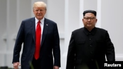 Tổng thống Hoa Kỳ Donald Trump (trái) và lãnh đạo Triều Tiên Kim Jong Un tại hội nghị thượng đỉnh lần đầu ở Singapore vào ngày 12/6/2018.