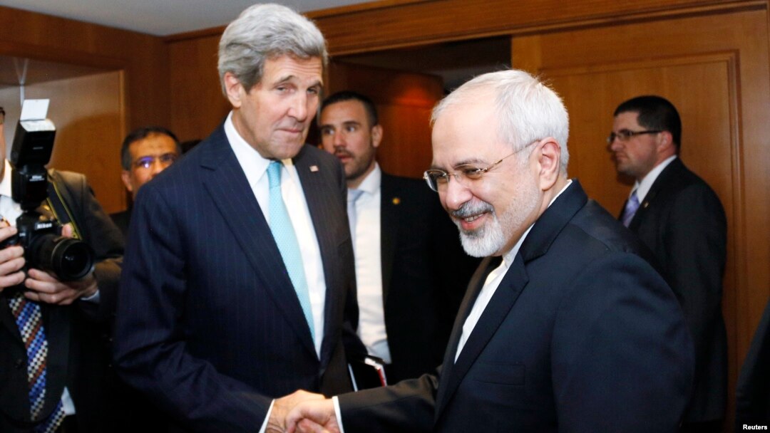 Menlu AS John Kerry berjabat tangan dengan Menlu Iran Mohammad Javad Zarif sebelum perundingan nuklir di Jenewa (foto: dok).