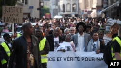 Les membres de la famille de Naomi Musenga (de gauche à droite), son père Mukole, sa mère Honorine et son frère Gloire Musenga participent à une marche silencieuse à Strasbourg, le 16 mai 2018.