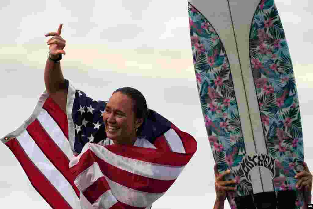 일본 지바현 이치노미야 쓰리가사키에서 열린 여자 서핑 결승전의 금메달 수상자인 미국의 카리사 모아 선수가 기뻐하고 있다. 