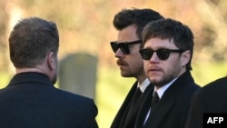 Los ex miembros de la banda One Direction, Harry Styles (C) y Niall Horan, se van después de asistir al funeral del fallecido cantante de One Direction, Liam Payne, en una iglesia de St Mary en Amersham, al oeste de Londres, el 20 de noviembre de 2024.