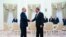 Presidenti rus Vladimir Putin takon Kryeministrin kinez Li Qiang gjatë vizitës së tij në Moskë, më 21 gusht, 2024/Fotografi e agjencisë ruse Sputnik via AFP