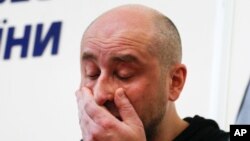 2018年5月30日，俄罗斯记者阿尔卡季·巴布琴科在乌克兰安全部门的新闻发布会上作出反应。