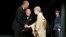 El presidente Obama es recibido por el emperador Akihito (centro) y la emperatriz Michiko, durante una cena de estado en el Palacio Imperial de Tokio.