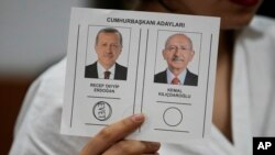 Una boleta muestra a los candidatos a presidencia de Turquía, el presidente Recep Tayyip Erdogan y el aspirante Kemal Kilicdaroglu en la segunda vuelta electoral el 28 de mayo de 2023.