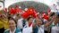 在北京奧林匹克體育場外，人們慶祝北京成功申辦2022年冬季奧運會。 （2015年7月31日）