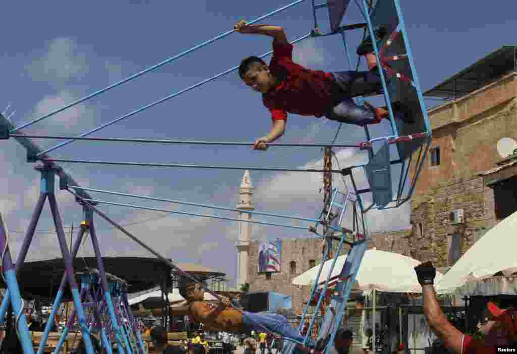 Trẻ em tại thành phố cảng Sidon, phía nam Libăng, vui chơi nhân lễ Eid al-Fitr.