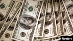 FOTO DE ARCHIVO: Billetes de 100 dólares en Westminster, Colorado. REUTERS/Rick Wilking 